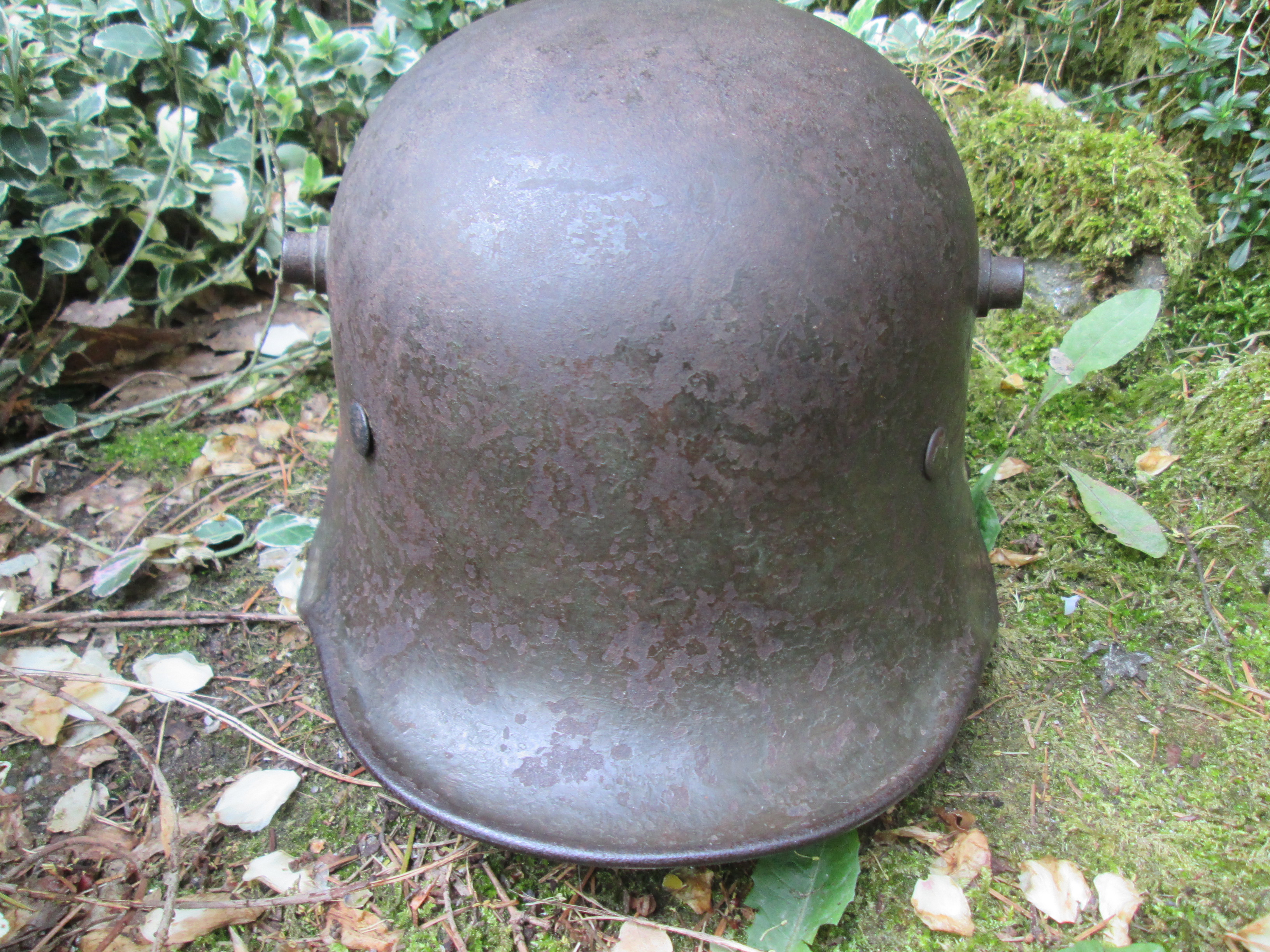 Very rare German Double decal helmet model 1916 with M-1930 innerliner. Duitse dubbele decal Wehrmacht helm M-1916 met origineel M-1930 binnenwerk, zeer bijzonder. mooi herbruikte helm door de Reichswehr, daarna Wehrmacht, zeldzaam stuk.