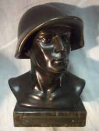 Statue of a Swiss soldier with helmet 1940, signed. . Buste van een Zwitserse soldaat  14 cm.