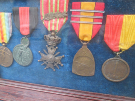 Belgium medals framed. 5 belgische medailles in lijstOorlogskruis met palm, Overwinningsmedaille, Ijser medaille, herinneringsmedaille 1914/1918 Luikse medaille,