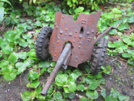 German tin toy, made by HAUSSER, a PAK gun used with elastolin toy soldiers. Blikken speelgoed kanon PAK, maker HAUSSER, werkend voor bij de elastolin soldaatjes. zeldzaam stuk.