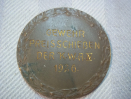 German medal 1926 from the Reichswehr. Duitse schietprijs van de Reichswehr, met opschrift en aparte voorstelling, Duitse soldaat met herdershond.