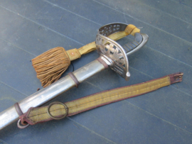 Austrian officers sword with very nice and rare etching. Oostenrijks Dragonder officiers sabel met zeer mooie en zeldzame gravering ehrensabel voor de drager.