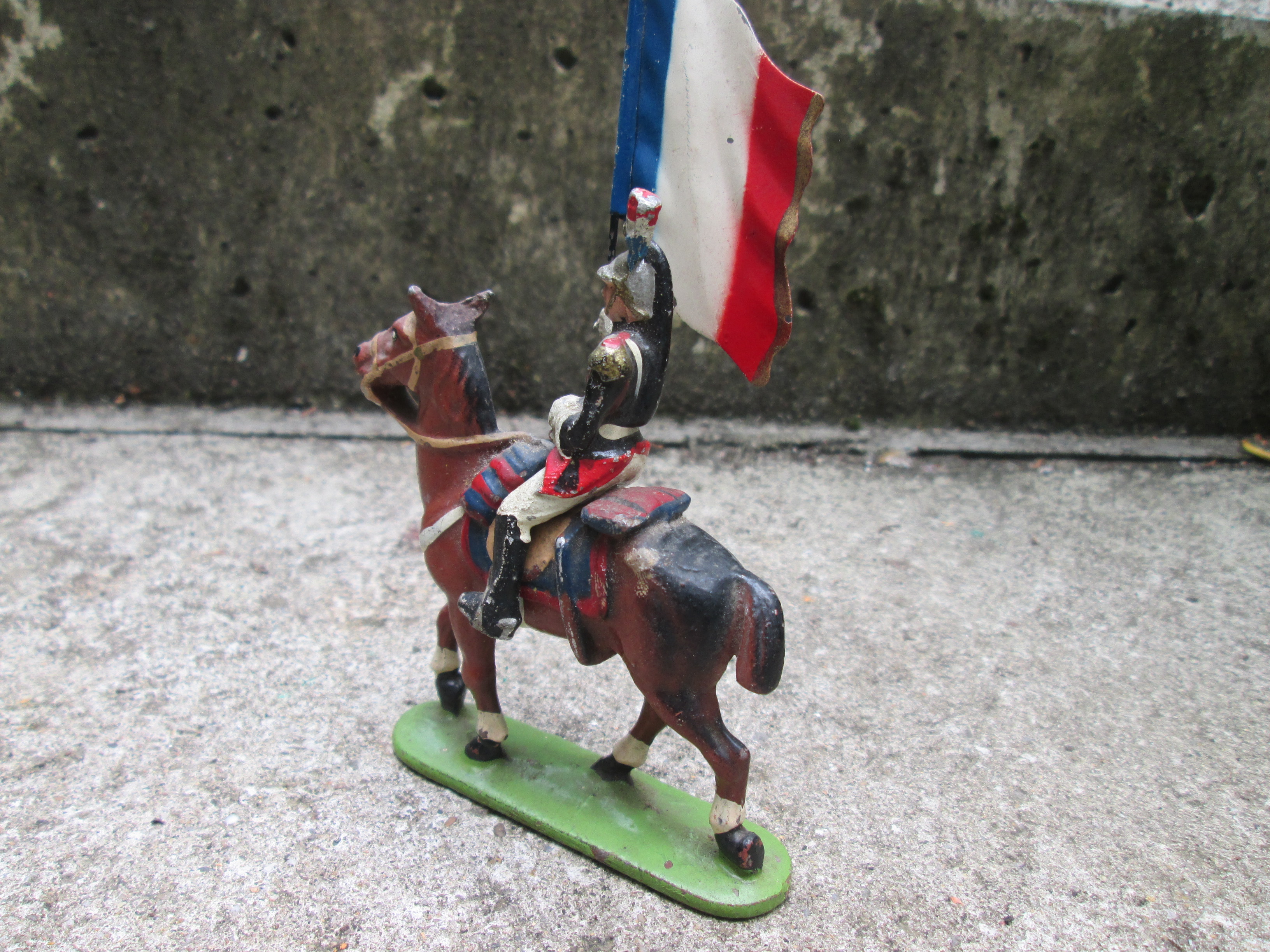 Aluminium Franse kurassier op paard met vlag zeer bijzonder en mooi gemaakt merkloos.