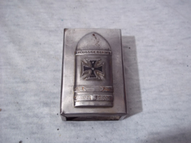 German match holder. Duits luciferdoosomhulsel, met daarop de Dikke Bertha en het EK 1914. Fleissige Bertha.