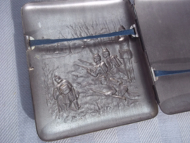 Cigarete case with military scene WW1. Sigaretten etui met militaire afbeelding, Duitsers met pickelhauben in de aanval, leuk geheel. WO1 afbeelding