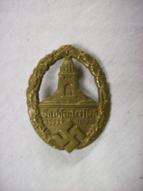 German medal tinnie, Sachsentreffen NSDAP 1933, vroeg speldje van de partij.