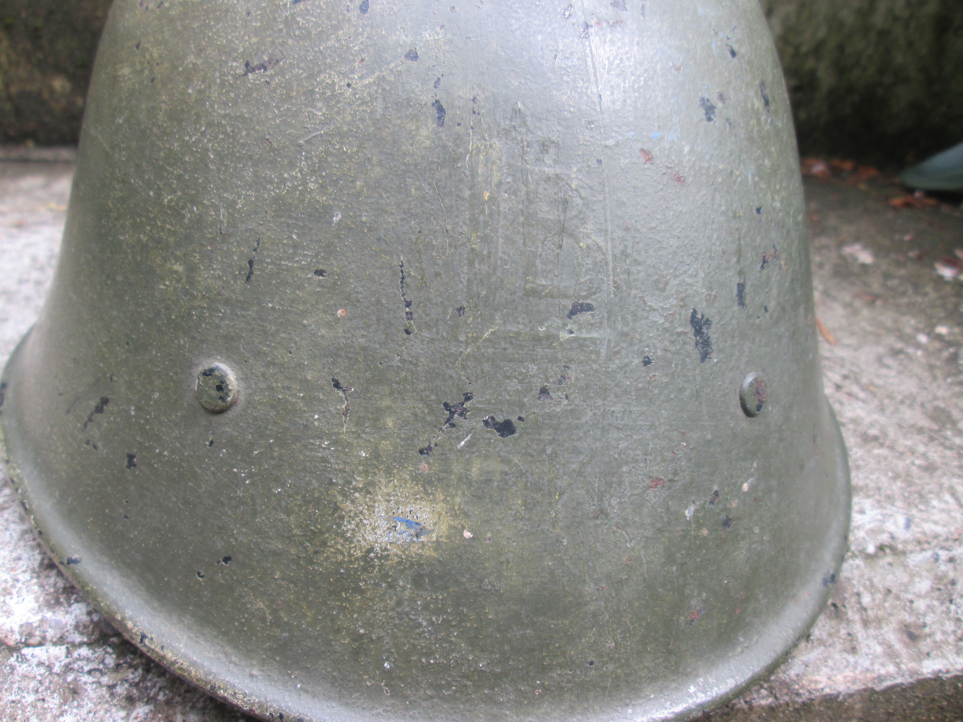 Dutch civil defense helmet. Nederlandse helm met nog moeilijk te lezen het logo van de LBD en BLOKHOOFD Luchtbeschermingsdienst. lichtjes onder de verf nog te lezen.