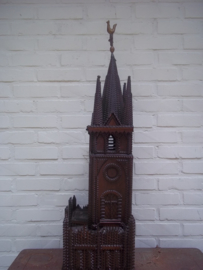 Tramp- Art zelfgemaakte kerk of kapel, bestaat uit 3 delen, in het midden hebben ze een opbergkastje gemaakt zeer netjes gedaan. tramp-art (1870- 1940). geen uurwerk. afmeting  86 cm hoog, 21 cm diep en 34 vm breed ZEER DECORATIEF