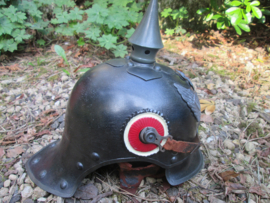 German M-1915 Prussian helmet "Jäger zu Pferd"worn condition. Duitse kurassiershelm mooi gemarkeerd 1916 gedateerd. zeer gedragen staat, cocarden zijn vernieuwd.