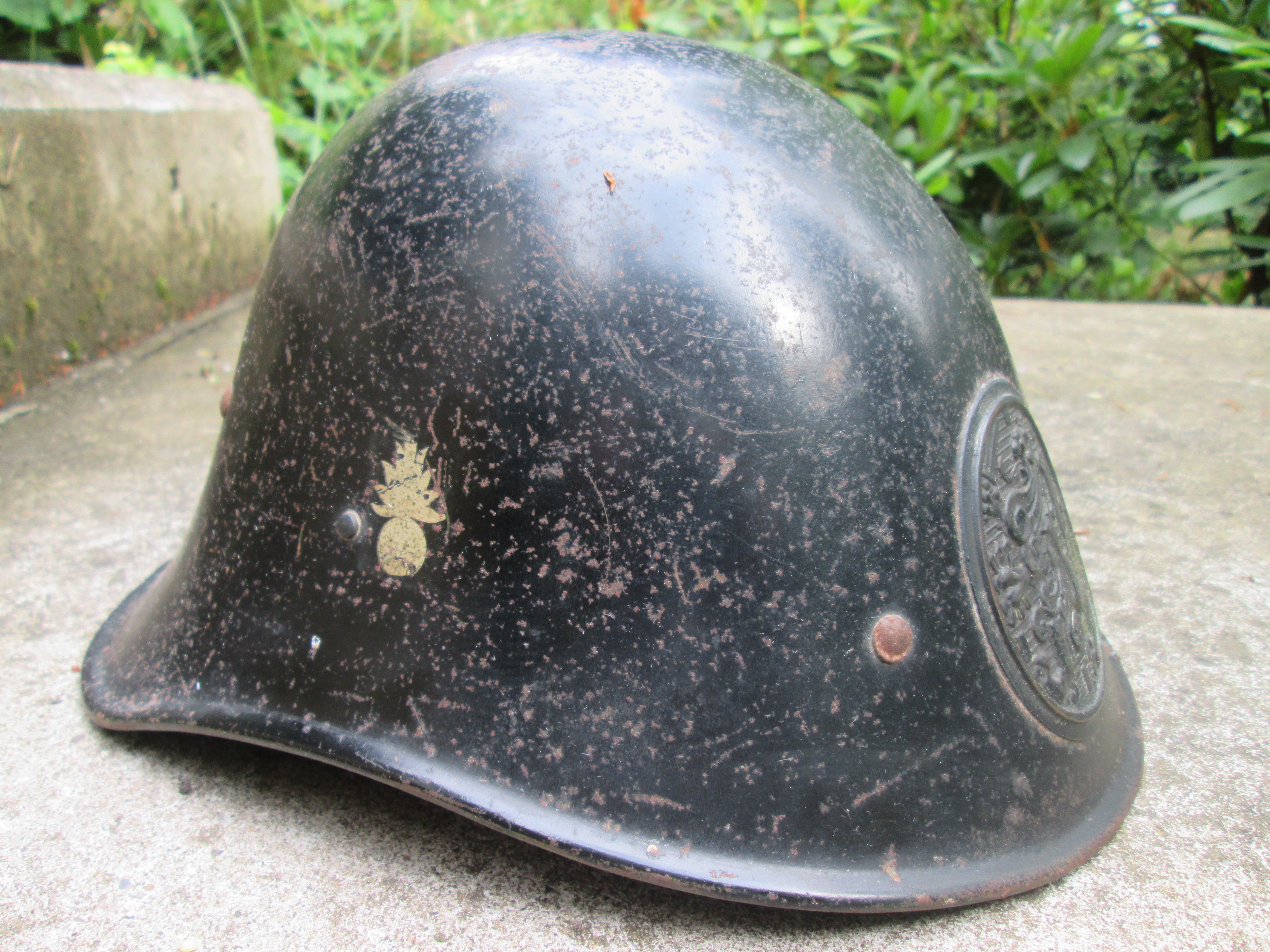 Dutch calaboration helmet of the police. Nederlandse staalhelm model 1934 met dubbel decal van de Schalkhaar politie, helm CM 1940 gestempeld zeer nette staat ZELDZAAM stuk.