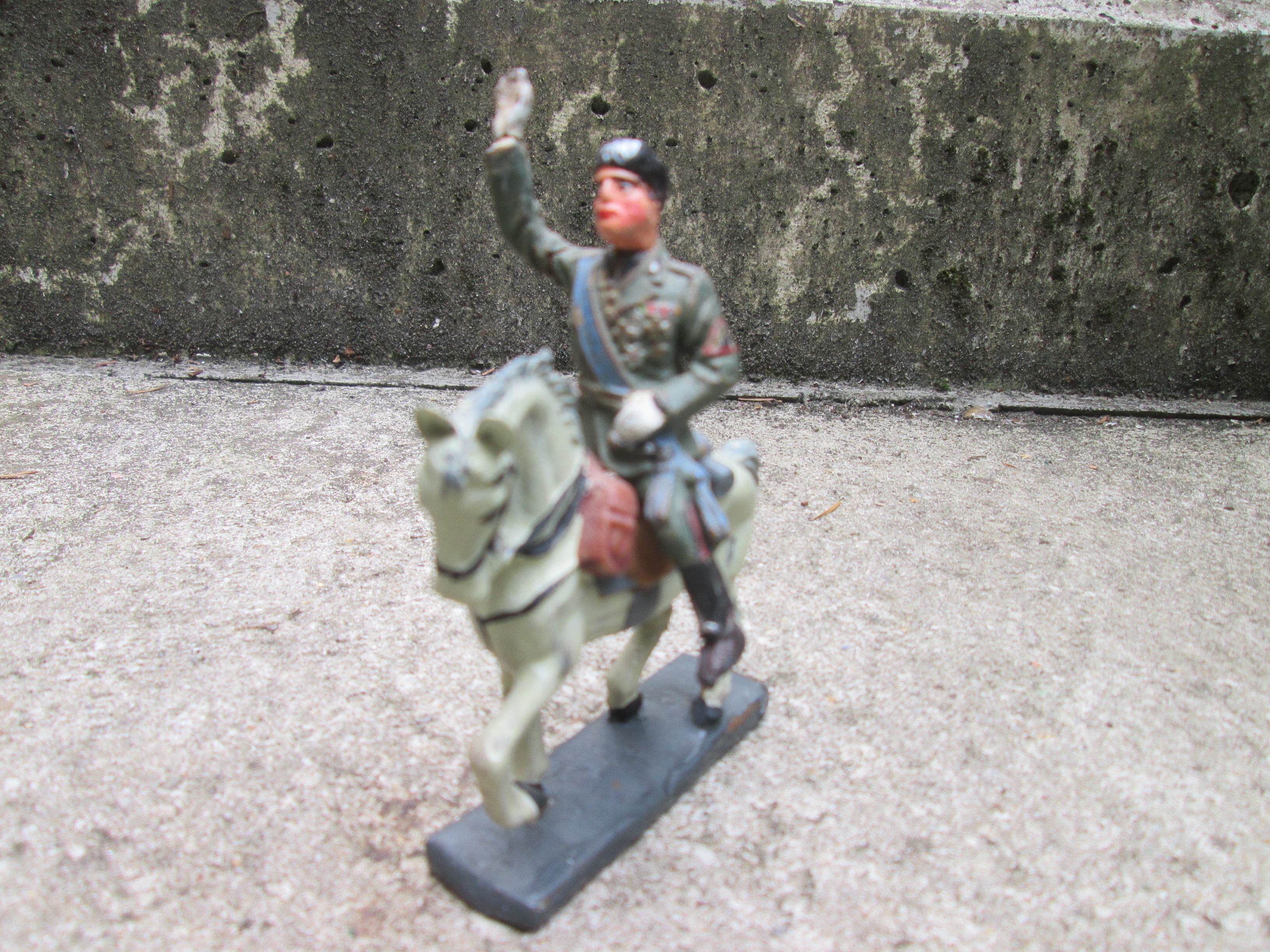 LINEOL Italian dictator Mussolini on his horse. Mussolini op paard zeer nette staat.