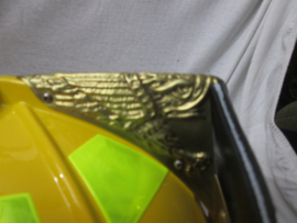 American firefighter helmet in a nearly mint condition nice with the eagle sign on the back. Amerikaanse brandweerhelm in een nette staat bijzonder decoratief item. zeldzaam stuk.