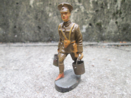 ELASTOLIN British soldier carrying 2 buckets. Engelse soldaat draagt 2 emmers kazerneleven WO1.