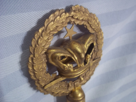 Vlaggenstandaard vuurverguld, 18cm. in driedemensionale  kroon in lauwerkrans met daaronder een sabel en de letters OF. zeer decoratief