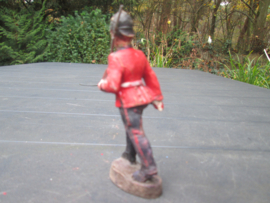 ELASTOLIN 10 cm British soldier in red uniform with spike helmet. Engelse soldaat in ceremonieel uniform.