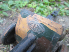 Tin canon with tin soldiers on it. French made VEBE. Franse makelij blikken speelgoed kanon met daarop blikken soldaten vroeg stuk speelgoed camouflage gemaakt.