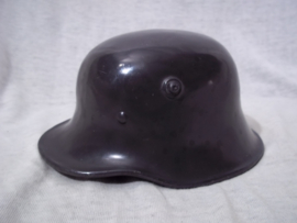 Duitse miniatuur helm Model 1916, zeer bijzonder is het formaat  15 bij 11 bij 9 cm. Dit is vrij groot, maar daarom is het ook een bijzonder press-papier. Zeldzaam stuk.