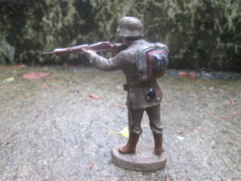 ELASTOLIN German soldier with rifle. 10 cm. Duitse soldaat. oud antiek speelgoed.