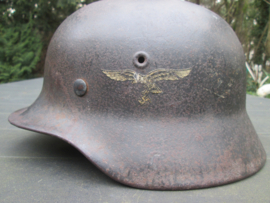 German Air Force helmet single decal original colour chinstrap nice condition. Duitse Luftwaffe helm met decal mooi onaangeroerde helm. in deze staat niet meer zo gemakkelijk te vinden. leren kinriem gemarkeerd.