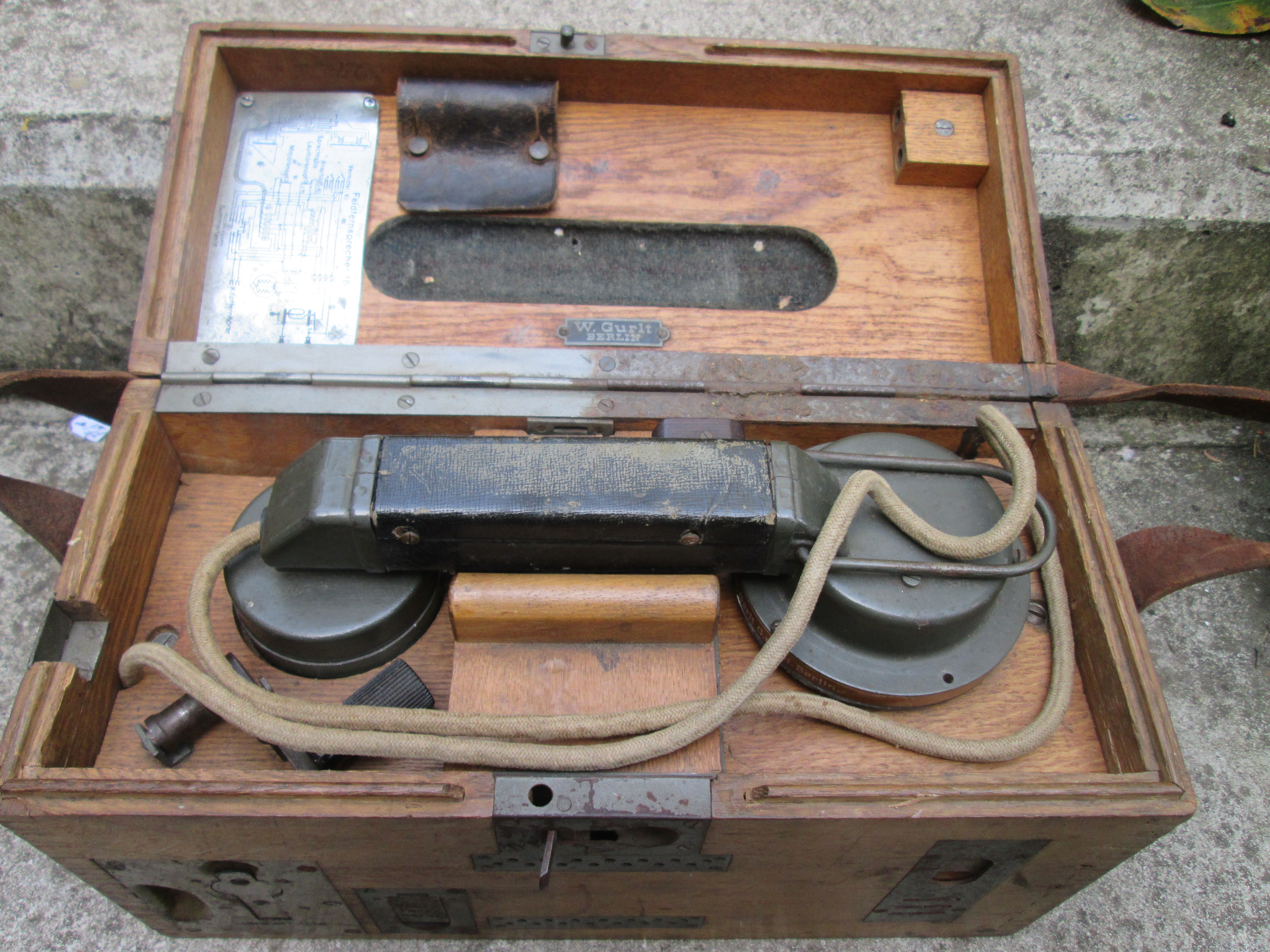 German field telephone Type B 1916. Duitse veldtelefoon in houten kist type B het grote model geheel compleet, mooi gemarkeerd Feldfernsprecher 16, Nederlands leger heeft deze na 1918 ook gebruikt. leuk collectors item.