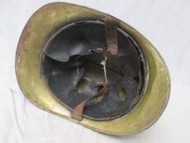 German fire helmet 1880, nothing restored. attic found. Duitse koperen brandweerhelm M-1880. zo van de zolder. niets aan gepoetst of gerepareerd.