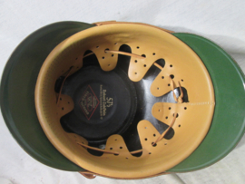 German police shako mint condition for enlisted and nco's. Duitse politie schako FELDGENDARMERIE in een perfekte staat grote maat met maker, zeer bijzonder stuk.