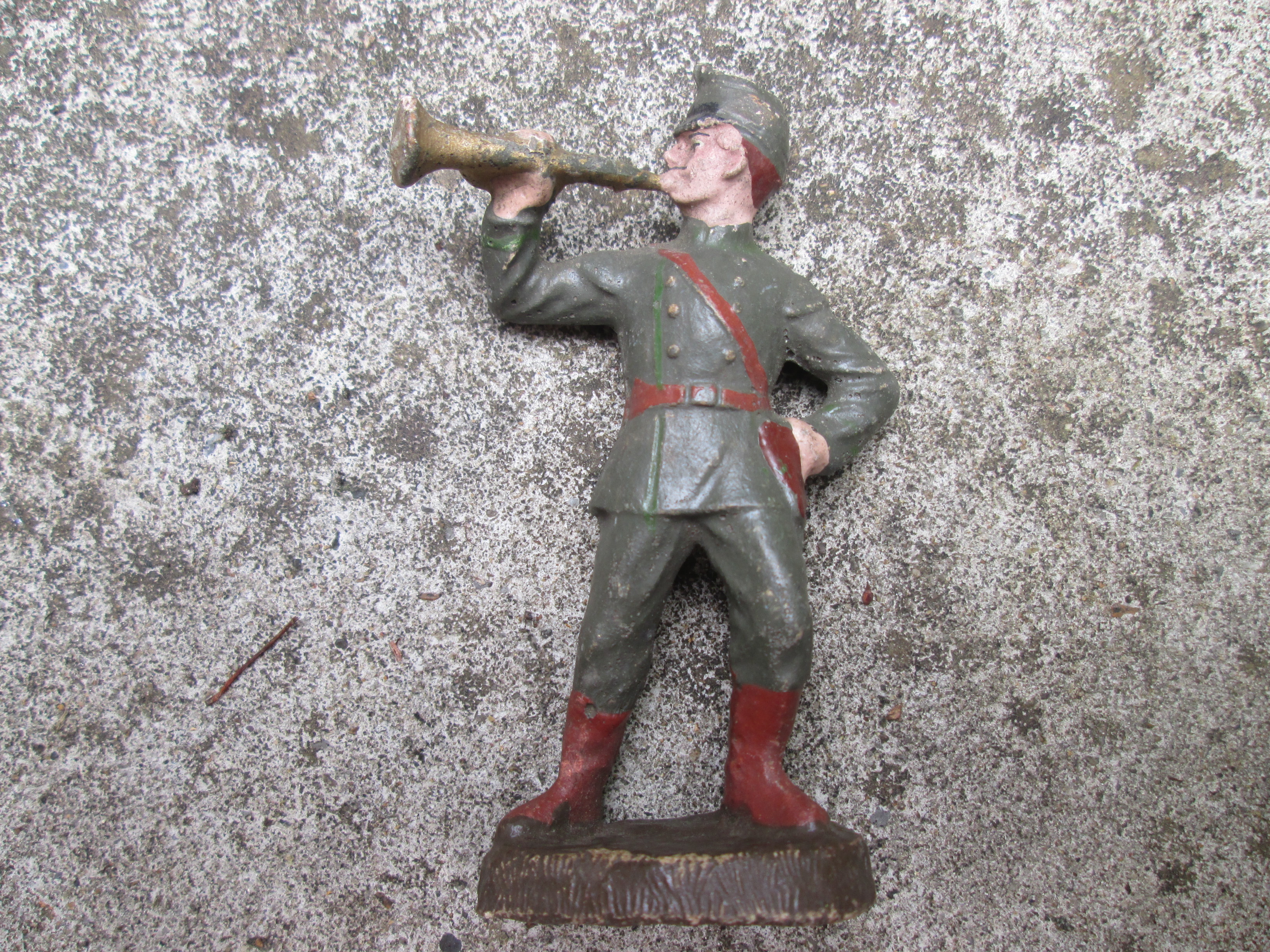 ELASTOLIN German soldier with bugle 10cm. Elastolin Duitse soldaat met bazuin nette staat 10 cm oud model zeldzaam stuk in deze kwaliteit.