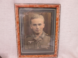 German coloured photo in frame. Ingekleurde foto van Duitse soldaat in lijst, met naam en datum achterop.