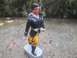 CHIALU Scottish marching soldier, with glengarry Schotse highlander marcheert