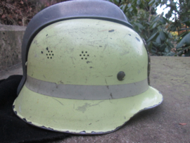 Dutch fire department helmet with front badge. Nederlandse brandweerhelm, naar Duits model fluoriserende verf, met koperen embleem, zoals ze gedragen werden door het Maastrichter Brandweerkorps in de jaren 50-60.