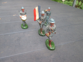 FB Fabricatio Belge 4 soldiers, 4 soldaten officier met vlag bazuin en trommel.