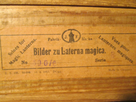 Magic lamp. Toverlantaarn in doos, met 12 (de complete serie BING militaire uniformen) glas plaatje met militaire afbeeldingen. Deze zijn vrij moeilijk te vinden. leuk geheel.