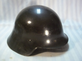 Spanish helmet model 1926, used in the civil war 1936. Spaanse helm model 1926, gebruikt in de Spaanse burgeroorlog 1936. voorzien van de Spaanse adelaar voorop de helm oud type helmembleem perfekte staat.