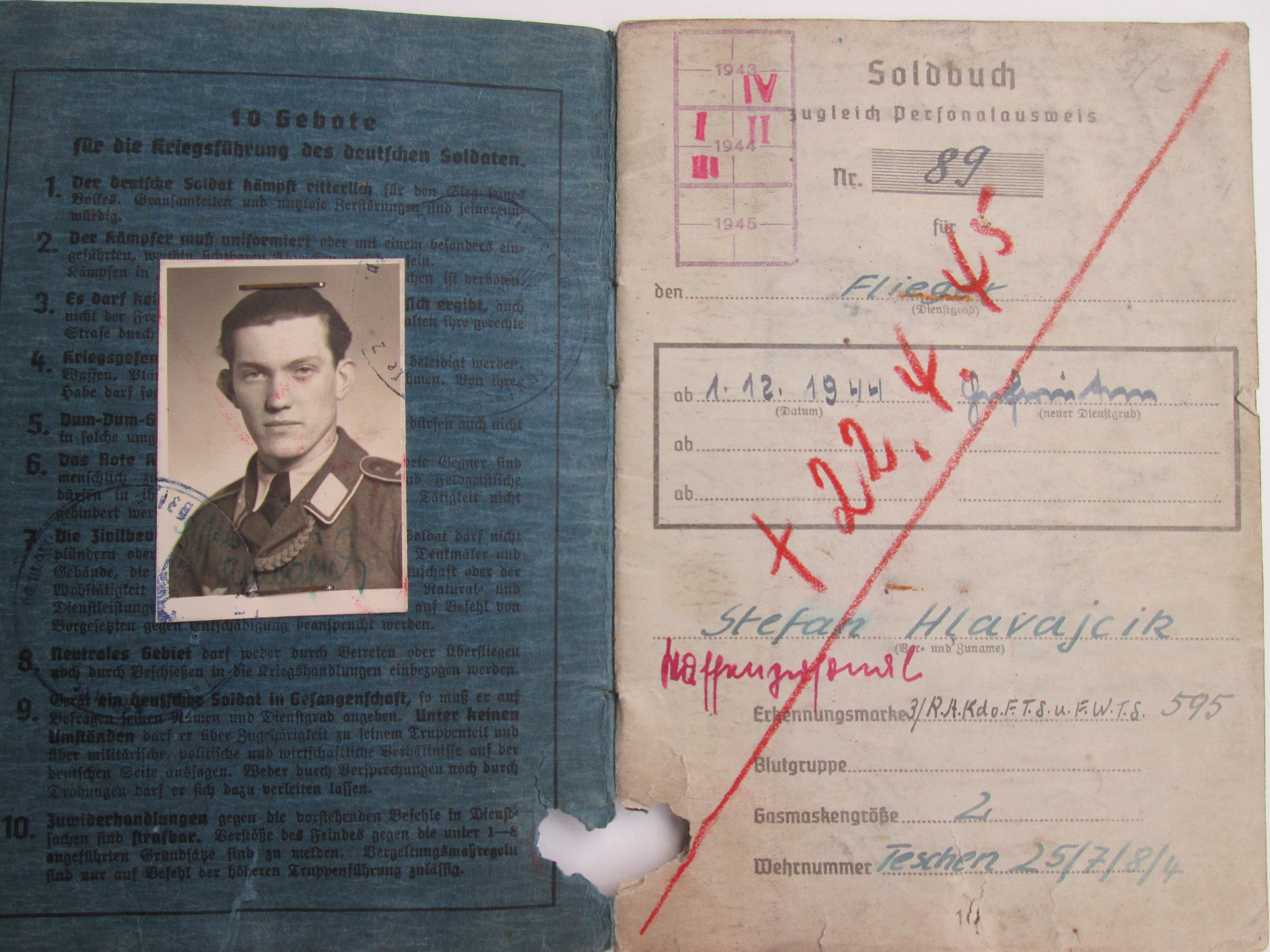German soldiers paybook of the Luftwaffe. he was pilot in Jagdgeschwader Horst Wessel. Duits soldbuch van de Luftwaffe Flieger, drager van de armband Jagdgeschwader Horst Wessel, mooi ingevuld compleet, piloten boekjes vind je niet zo vaak.