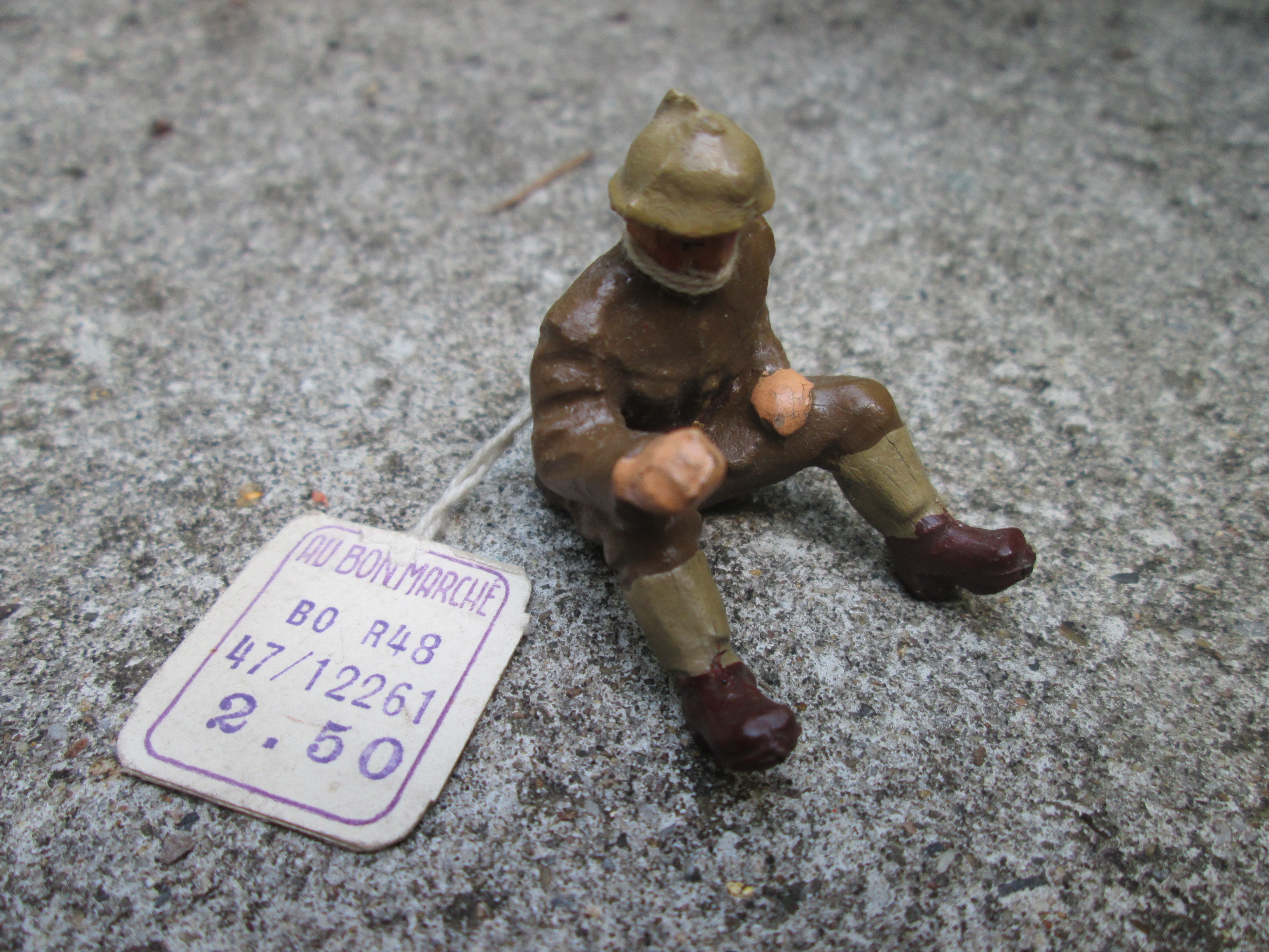 LINEOL Belgium soldier in driving position. Lineol Belgische soldaat chauffeur of bediening kanon mirailleur. met nog het oude prijskaartje, leuk object.