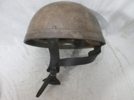 British paratrooper helmet, BMB- 1942 with leather liner. Engelse parahelm Mk I met leren kinriem en stootrand, originele kleur en mooi gemarkeerd met datum. zo uit de omgeving van Arnhem. Zeer ZELDZAME helm.