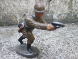 ELASTOLIN Belgium soldaat attacking with revolver. Belgische soldaat in de aanval met pistool.