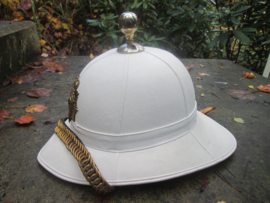 British Royal marines Wolsey pith helmet worn by the RM band. complete with badge and chinscale hard to find helmet. Tropenhelm van de Engelse Royal marines Mariniers. zeer goede staat. wereldbol als punt. met koperen kinketting.