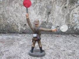 ELASTOLIN Belgium soldier with signal items. Belgische soldaat met signaal borden. zeer goede staat.