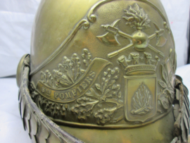 French brass fire department helmet 1872, used condition. Franse brandweerhelm 3e Republiek type 1855 gemodificeerd in 1872. Srs. Pompiers de Murs, zeer nette helm ondanks de leeftijd.