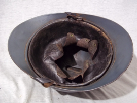 French helmet 1915 Casque Adrianne. Franse helm M-15 met chausseur embleem, Jagers regiment. mooi op kleur, zeer nette helm.