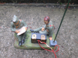 ELASTOLIN 2 Swiss soldiers with radio. 2 Zwitserse soldaten bij zend materiaal. code plaatje weg.
