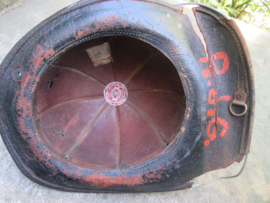 USA leather firebrigade helmet in used condition. Amerikaanse leren brandweerhelm, relique, hij is zo uit de strijd gekomen, achterkant gescheurd, zeer bijzonder en geleefde helm die wat gezien heeft TOP-stuk in dit genre.