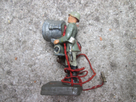 ELASTOLIN German soldier with search light. Duitse soldaat met zoeklicht, electrisch.