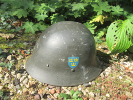 Swedish helmet M 21 (18). with liner double decal, front badge. Zweedse helm 1921 met decals en helm embleem.