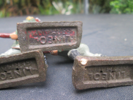 LINEOL 3 Attacking German soldiers smaller size. 3 Duitse soldaten in de aanval kleiner model goede staat.