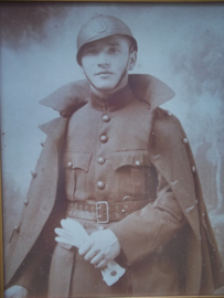 Foto Belgische soldaat met helm Model 1915 in lijst achter glas, groot 60 bij 75 cm. GEEN VERZENDING. leuk is het formaat grote foto's zijn niet gemakkelijk te vinden.