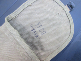 US Army flag kit Signal corps nicely marked and dated. Amerikaans vlaggenset in canvas hoes met 2 seinvlaggen.