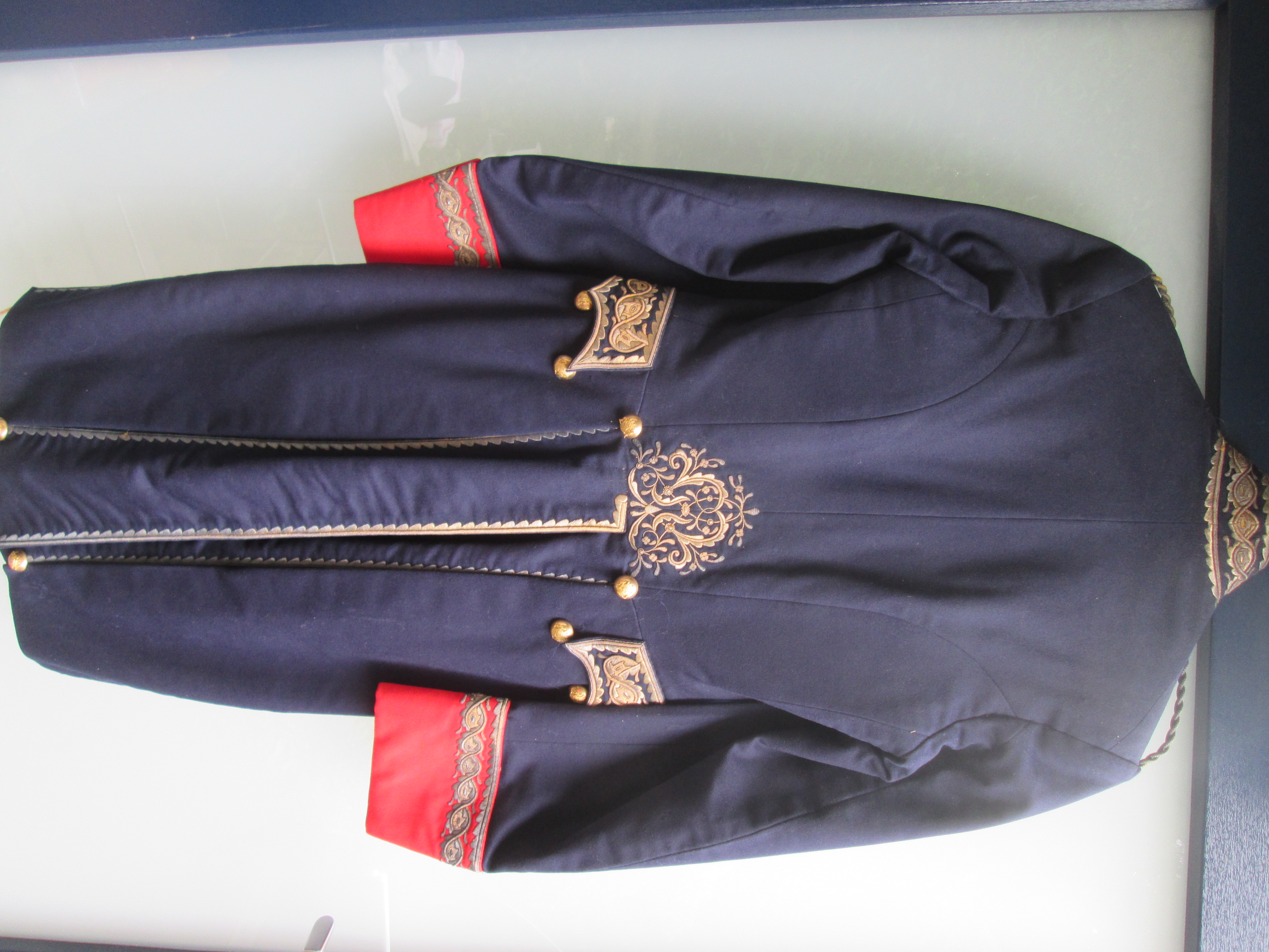 Spaans diplomaten uniform mooi goud geborduurd met kleurrijke manchet.