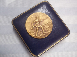British medal between wars. Bayonet fencing trophy 1934. medal was presented by Lt. Col. Bellamy, TD  to  Lt. N.B. Deeks.. Mooie penning met randschrift. curieus ding. doorsnee 4 cm. in originele doos.
